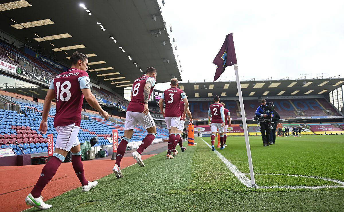 包含亚眠客场大胜洛里昂，连续两轮获胜的词条