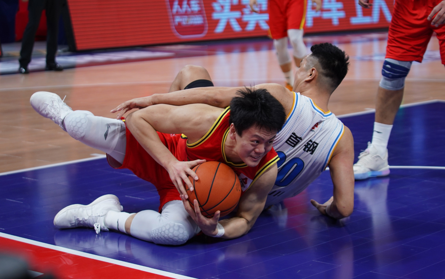 包含球员个人表现亮眼,成为球队中流砥柱的词条 包含球员个人表现亮眼,成为球队中流砥柱的词条