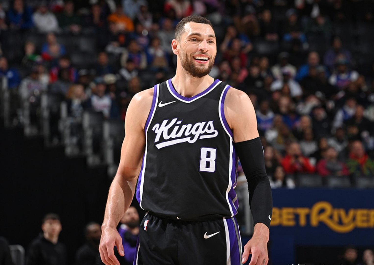 爵士客场力克活塞，前进西部前四的简单介绍