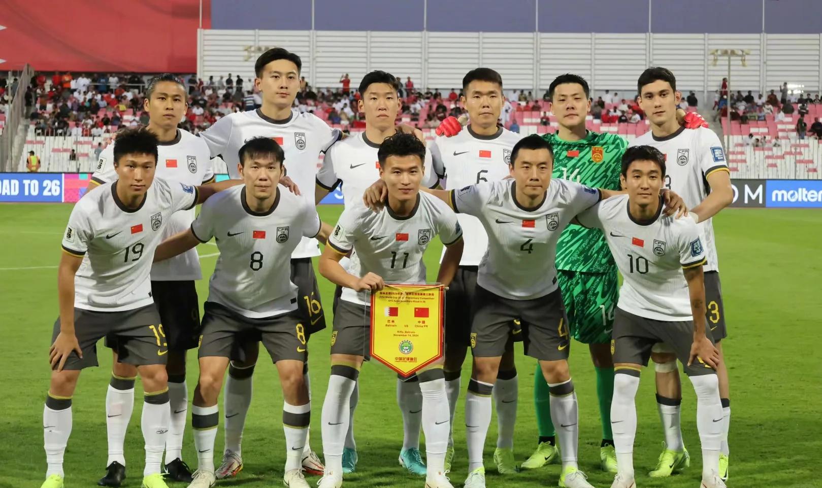 球队踢出精彩比赛,球员奋力拼搏,互动不断 球队踢出精彩比赛,球员奋力拼搏,互动不断