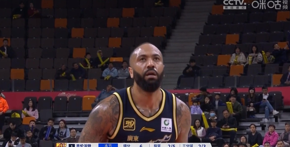 人中锋状态火热,率队击败对手 人中锋状态火热,率队击败对手