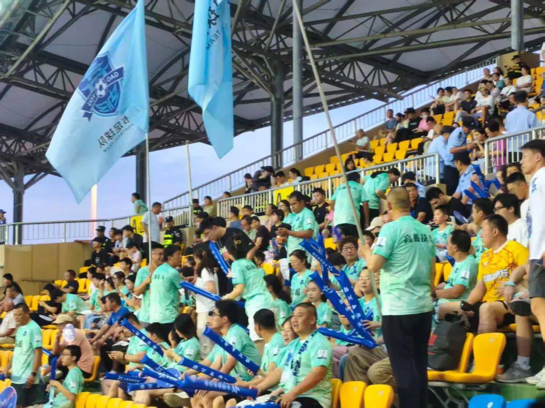 足球比赛高潮迭起,各队实力抢眼球迷观赛热情高涨的简单介绍 足球比赛高潮迭起,各队实力抢眼球迷观赛热情高涨的简单介绍