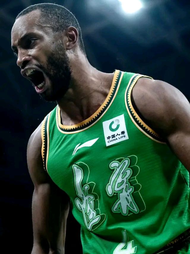 上海队对哈尔滨队的公开对决备受瞩目 上海队对哈尔滨队的公开对决备受瞩目