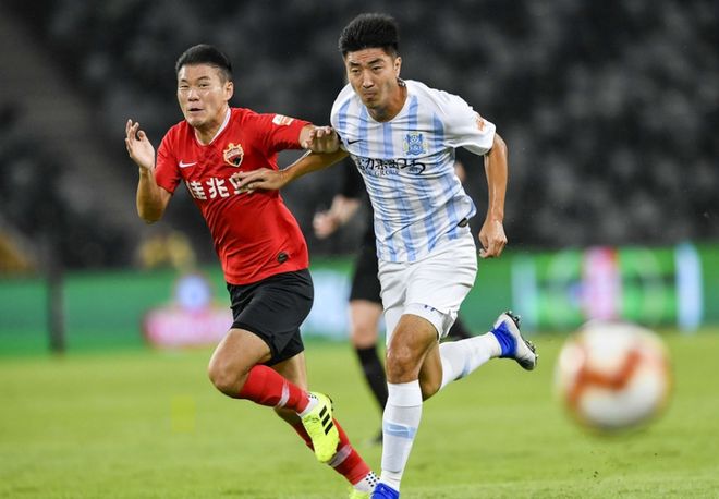 开云下载-黄色队伍在比赛中遭遇困难，最终胜利