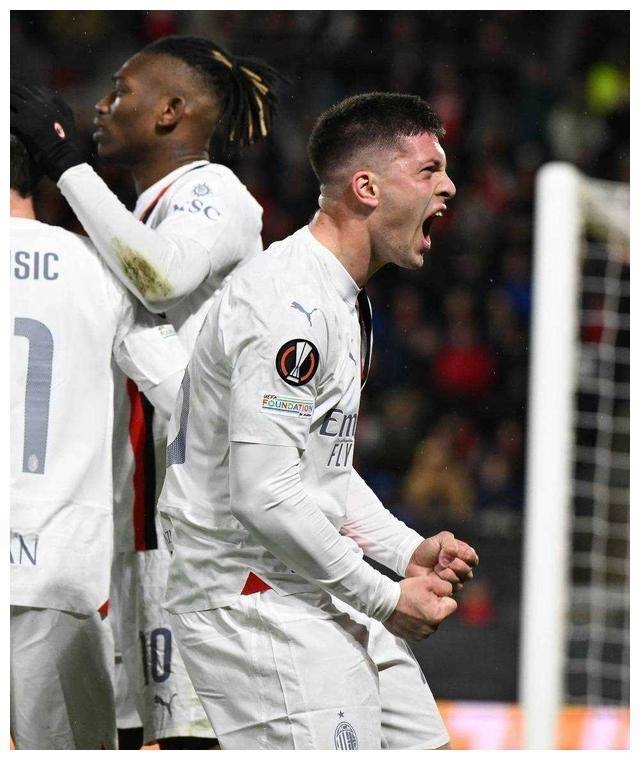 AC米兰队客场取胜，继续争夺亚军位置