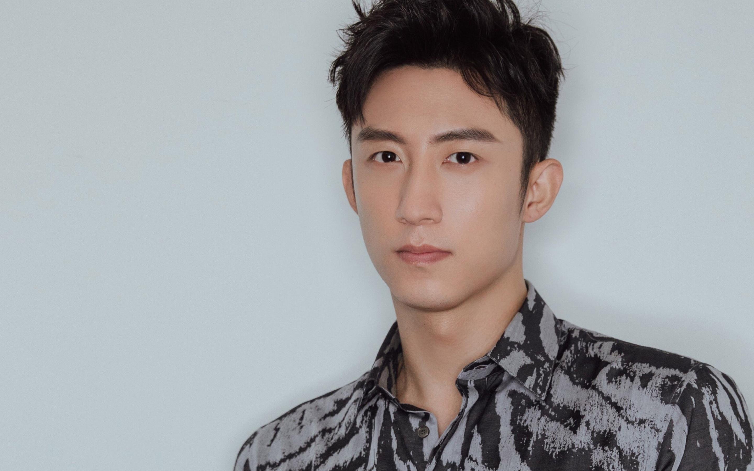 魔术师谢幕战?不,这是他用单手握方向盘的开始