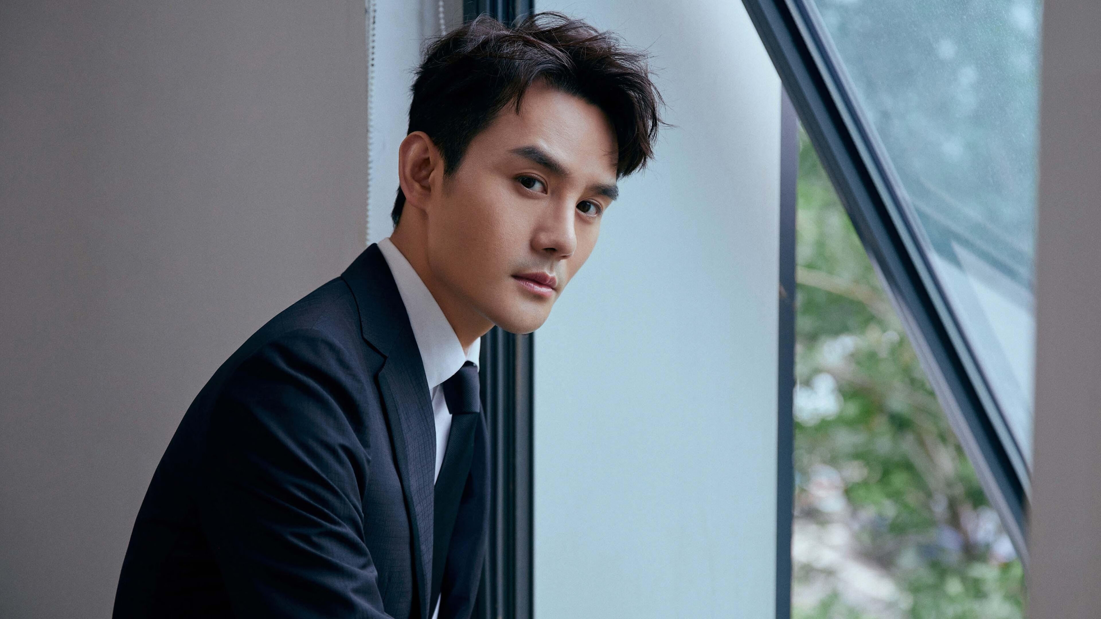 开云APP-揭幕战之夜,那双浓眉之下,战术室的无声惊雷与维斯塔潘的轰鸣